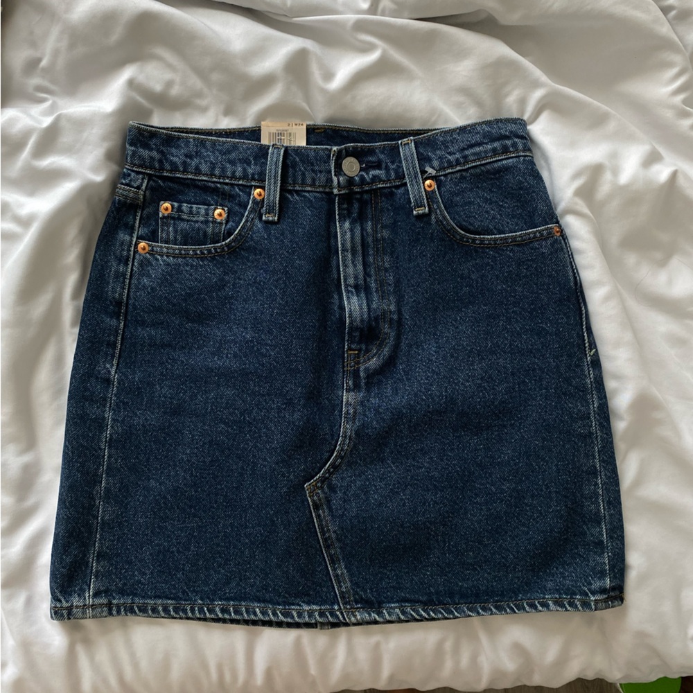 High-rise dark denim Levi’s skirt